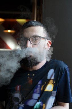 Buharlaştırıcı, duman gözlüklü adam