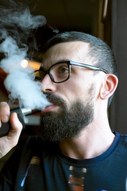 Sakallı adam yasaktır Buharlaştırıcı ve darbeler duman