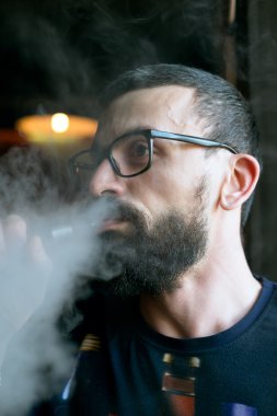 Sakallı adam yasaktır Buharlaştırıcı ve darbeler duman