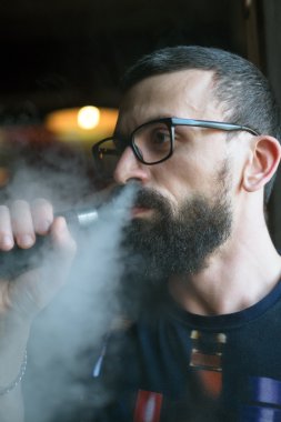 Sakallı yasaktır Buharlaştırıcı ve darbeler duman