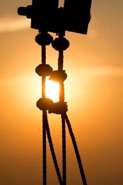 Kırmızı günbatımı üzerinde siyah siluetleri