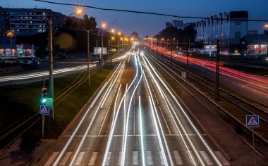 Gece şehir ve arabalar geçen hatları