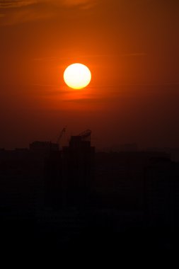 Şehrin üzerinde kızıl gün batımı