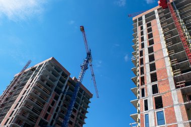 İnşaat vinç ve inşa edilmiş ev