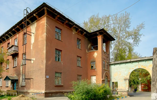 The old yellow building in Russia — Stock Photo, Image