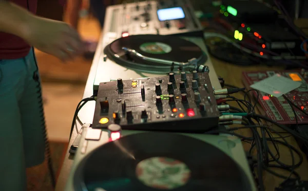 DJ mixer e gravar em uma boate — Fotografia de Stock