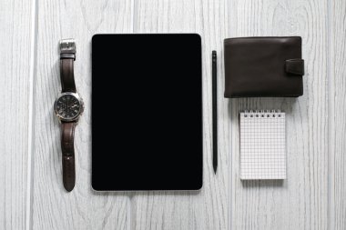 Çalışma alanı ile bir tablet ahşap bir masa üzerinde