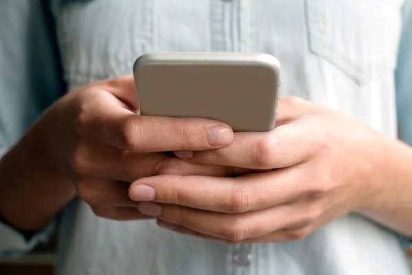 Female hand and mobile phone — Stock Photo, Image