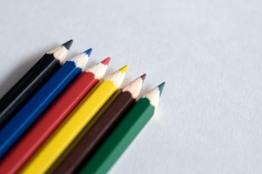 Beyaz kağıt üzerinde renkli kalemler