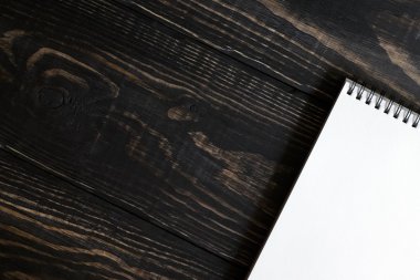 Ahşap arka plan üzerinde beyaz sketchbooks