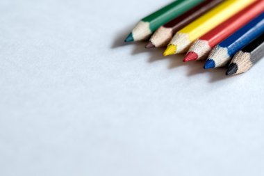 Beyaz kağıt üzerinde renkli kalemler