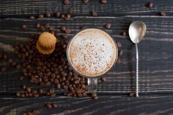 Une tasse de café cappuccino sur un fond en bois — Photo