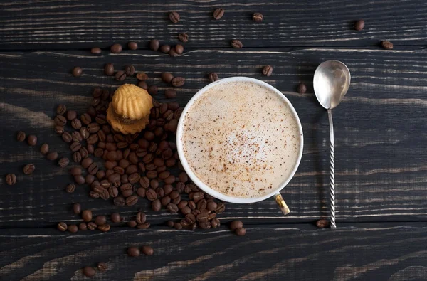 Eine Tasse Cappuccino auf einem hölzernen Hintergrund — Stockfoto