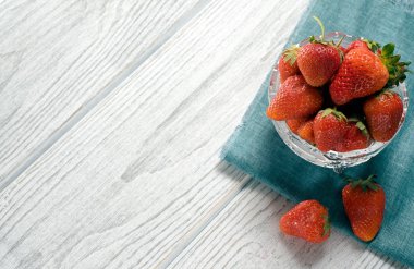 Beyaz arka planda bir kasede çilek