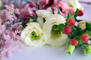 Düğün buketi beyaz bir tablo