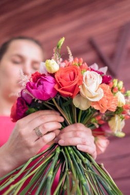 Bir düğün buket yapma kız çiçekçi