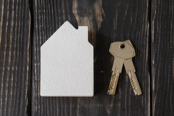 Figura in legno della casa bianca e chiavi — Foto Stock