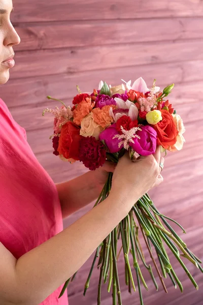 Girl florist making a wedding bouquet — Stock Photo, Image