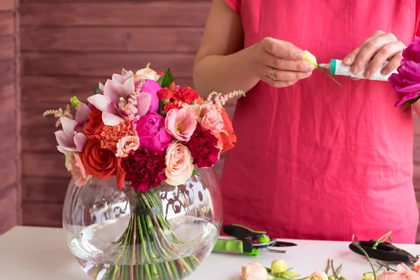 Florista chica haciendo un ramo de bodas — Foto de Stock