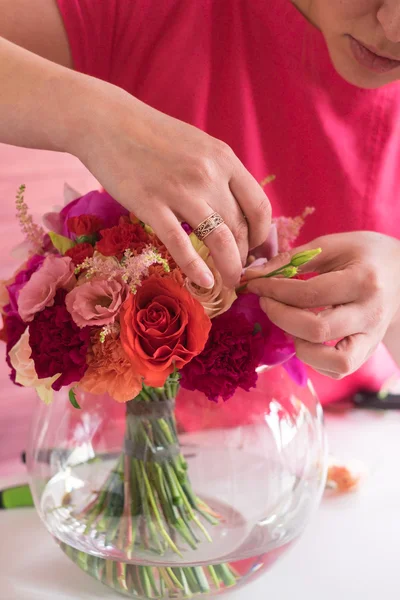 Дівчина флорист робить весільний букет — стокове фото