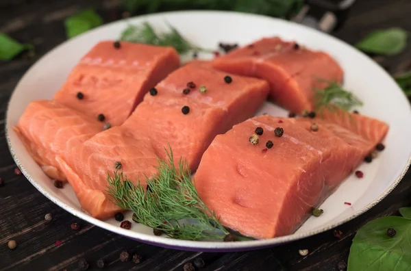 Филе лосося на деревенском кухонном столе — стоковое фото