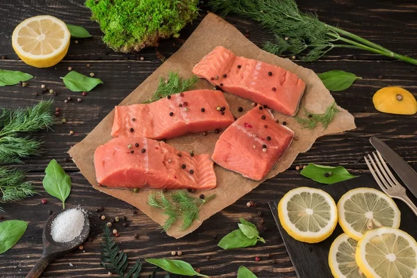 Filete de salmón sobre papel pergamino — Foto de Stock