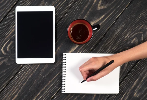 Mano escribe un bolígrafo negro en una libreta blanca — Foto de Stock