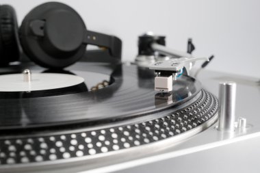 Vinil kayıt ve oyuncusu kulaklıktan