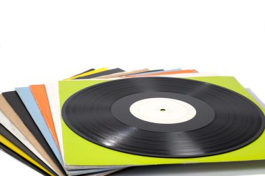 Beyaz arka plan üzerinde renkli vinil kayıtlar