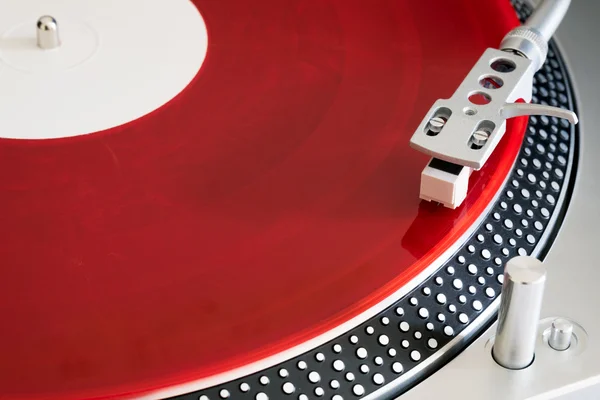 Red vinyl record on the player — Stock Photo, Image