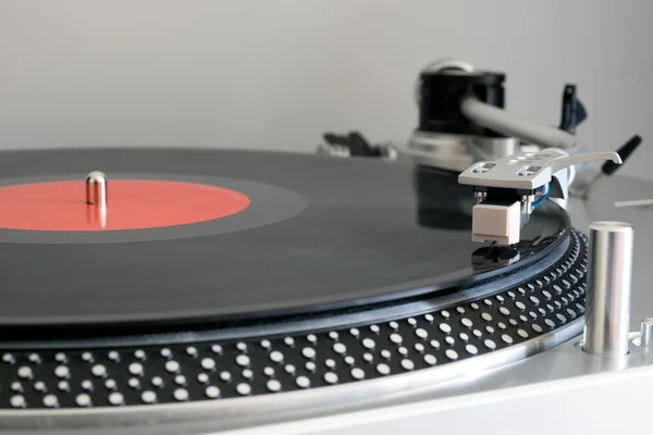 Vinyl record op de speler — Stockfoto