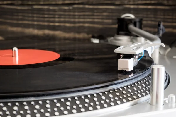 Vinyl record op de speler — Stockfoto