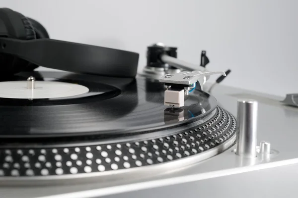 Vinyl record and headphones on the player — Stock Photo, Image