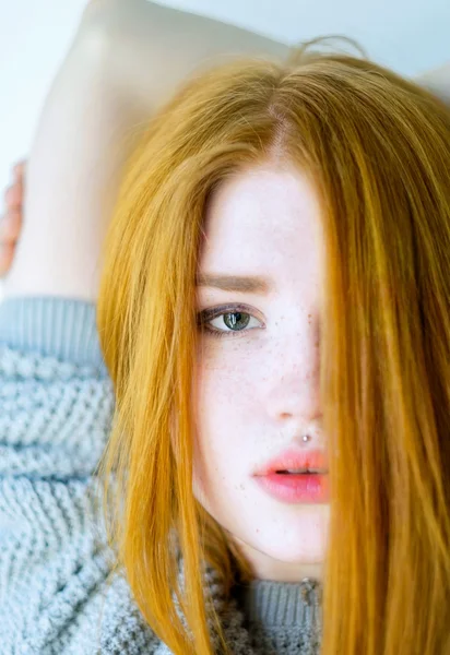Portrait de fille aux cheveux roux gros plan — Photo