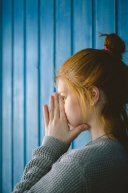 Kız ellerini burnuna koy..