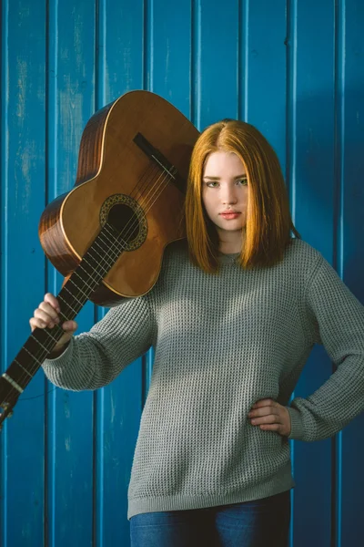Chica pelirroja de pie con guitarra acústica . —  Fotos de Stock
