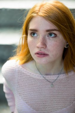 Kız ayakta ve uzağa arıyorsunuz