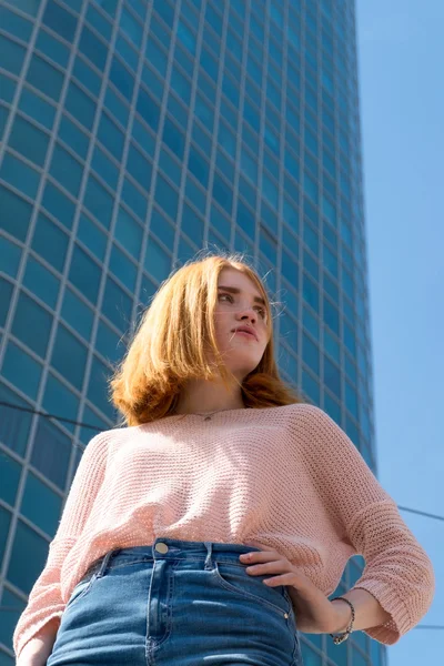 Chica de pie en el fondo de un rascacielos —  Fotos de Stock