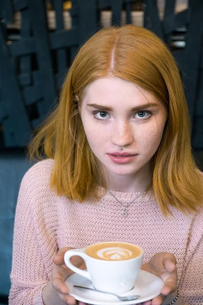 Niña sosteniendo una taza de café —  Fotos de Stock