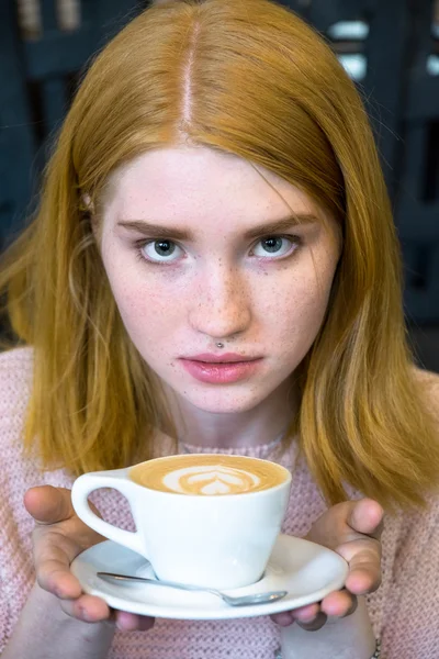 Niña sosteniendo una taza de café —  Fotos de Stock