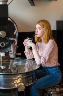 bir fincan kahve ile oturan kız