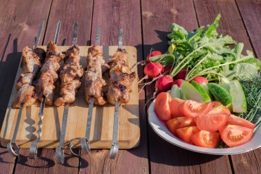 Ahşap arka plan üzerinde şiş üzerinde ızgara et