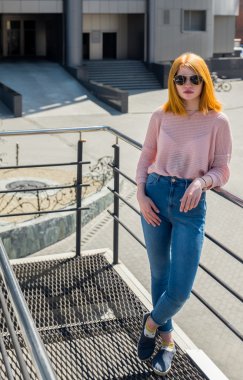 Güneş gözlüğü Kızıl saçlı kız