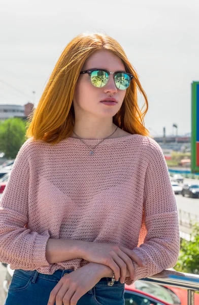 Chica pelirroja está en gafas de sol —  Fotos de Stock