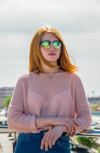 Chica pelirroja está en gafas de sol —  Fotos de Stock