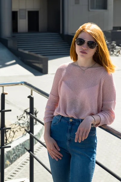 Chica pelirroja está en gafas de sol —  Fotos de Stock