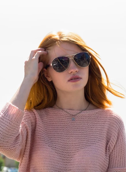 Chica pelirroja está en gafas de sol —  Fotos de Stock