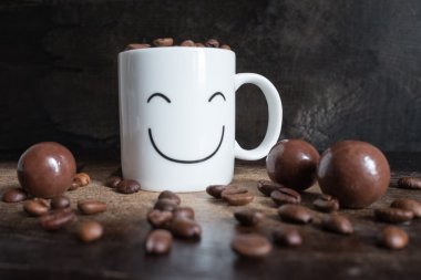 Beyaz kahve kupa kahve taneleri ile