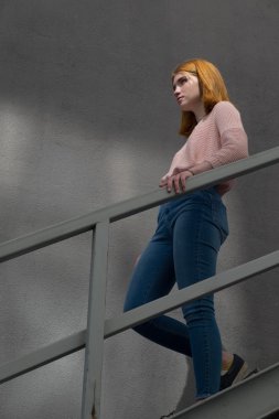 Merdivenlerden aşağı Kızıl saçlı kız