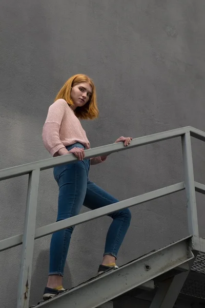 Chica pelirroja bajando las escaleras —  Fotos de Stock